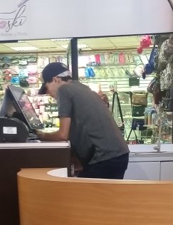PaoloPatellaT's tweet photo. @McDonalds_VE cómo es posible que esté chico se tapa media cara con la gorra ? Te atiende de frente y solo se le ve la punta de la nariz y la boca . No me parece correcto..casona 1 San Antonio de los Altos https://t.co/2cEqhdKGbx
