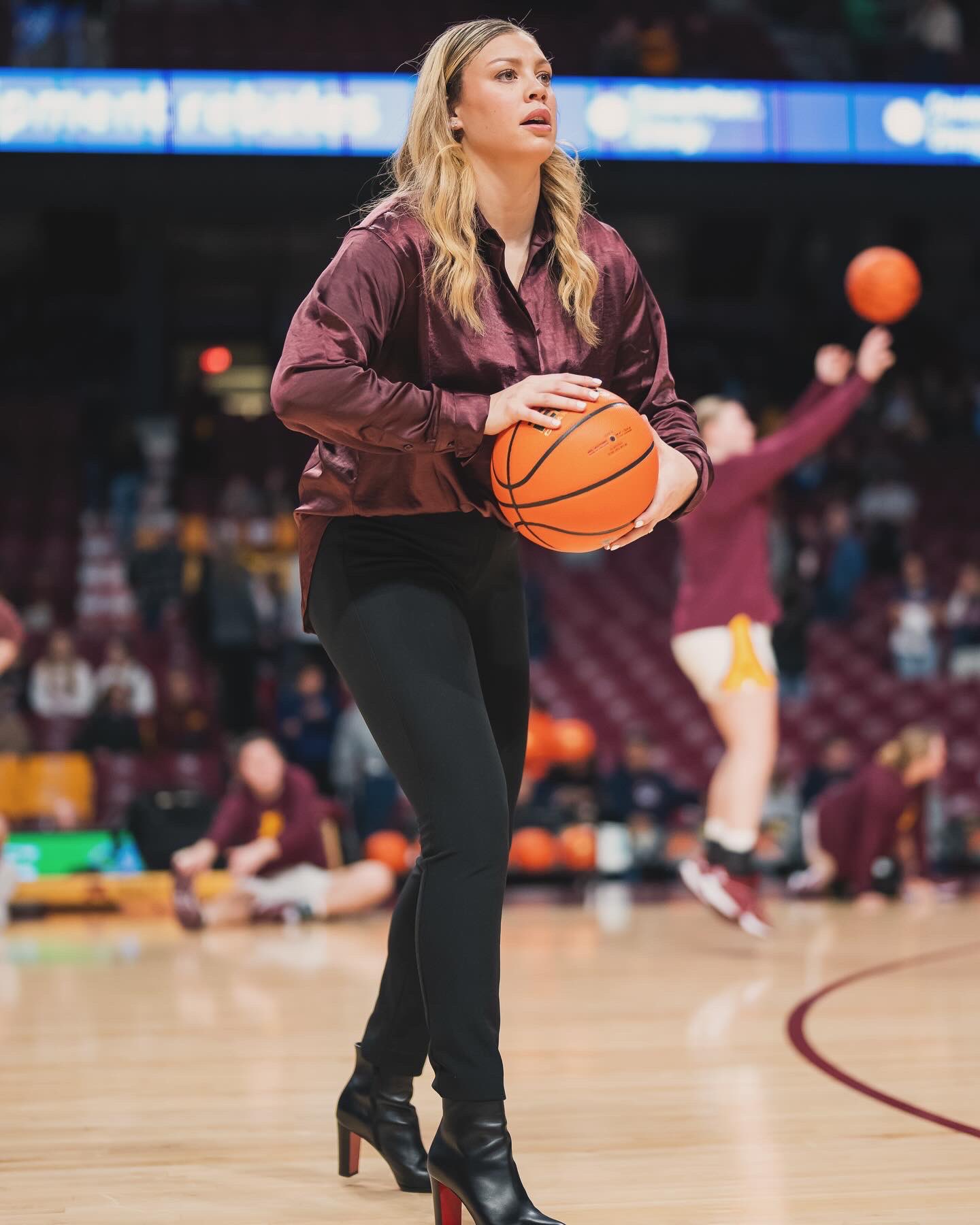 rachel banham on X: Coaching vibezzz 〽️ @GopherWBB