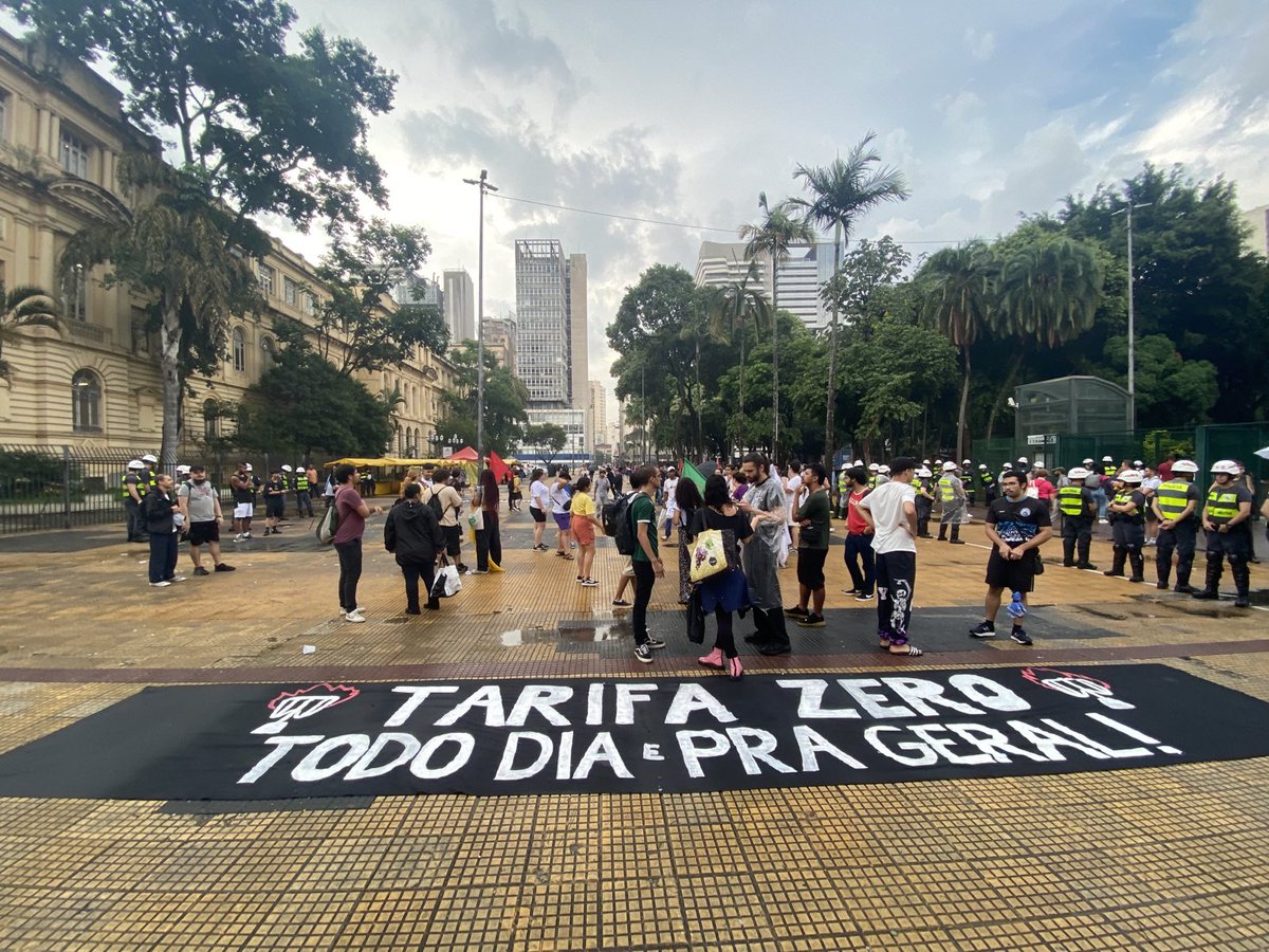 Está rolando a concentração pra mais uma manifestação contra o aumento da tarifa nos trens e metrões de sp! 
Estamos na Praça da República realizando um aulão sobre a TZ.  Em breve o ato anda e vamos atualizando o trajeto! #5não #tarifazerojá #nãoprivatizasp