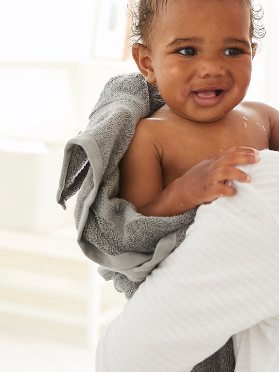 As the weather gets colder, bathtime with baby may feel more stressful. Check out the link in our bio for our tips and tricks to give your child a bath during the cold winter months.