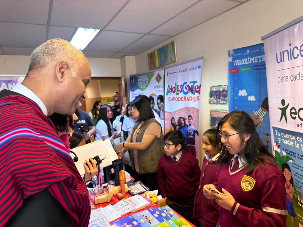 El ministro Hussen de <a href="/CanadaDev/">Development Canada</a> visitó una clínica de salud y derechos sexuales y reproductivos en #LaPaz 🇧🇴.