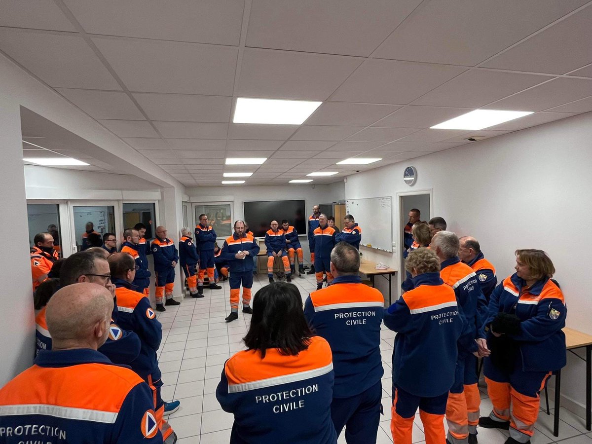 protecivile10's tweet photo. [Voeux de la #ProtectionCivile]
Ce soir, les bénévoles de la #ProtectionCivileAube étaient réunis pour les traditionnels voeux. Le président, Olivier Robat, est revenu sur l'année 2023 et a remercié l'ensemble des bénévoles pour leur engagement. #Voeux2024 #Retrospective2023 https://t.co/ZJAUeIjK5i