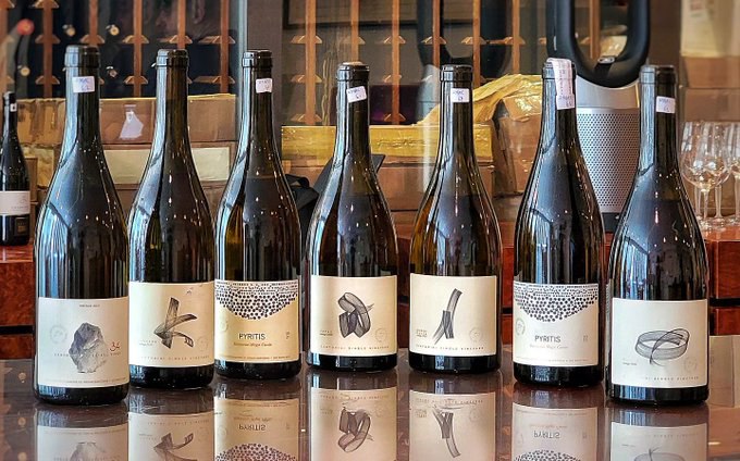 Our Wine Choice this week is the Veronica Ortega Mencia Bierzo ROC 2020. Hailing from very old vine parcels, it boasts great freshness, with a stemmy, floral lift imparted by whole bunches adding texture to the round, fleshy palate.