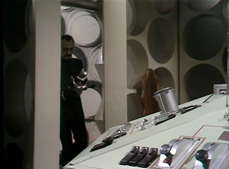 DWUDatabase's tweet photo. Is this the only time we see roundels outside of the TARDIS doors? It is an odd design choice and I can't remember ever seeing it before #DoctorWho #ClawsofAxos https://t.co/75MHxyFhdX
