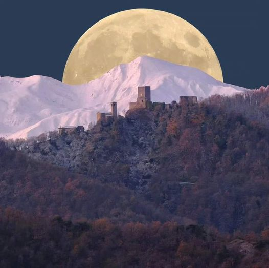 La Luna, il Cusna, Carpineti:  scattata a Reggio Emilia.
Andrea Frassinetti📷 @visitemilia.official