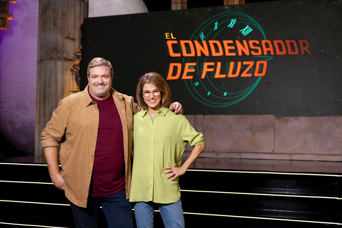 RaquelMartos (@raquelmartos) on Twitter photo Atención, pregunta:
¿Si juntamos en un plató a una genetista divina- <a href="/HelenaArlequino/">Helena González-Burón</a>- con un medievalista fabuloso- <a href="/JavierTraite/">Javier Traité</a>-, qué sección nacerá de esa pareja de cerebritos?
Ya os digo yo que será guapísima. No os la perdáis.
#FluzoCiencia Atención, pregunta:
¿Si juntamos en un plató a una genetista divina- <a href="/HelenaArlequino/">Helena González-Burón</a>- con un medievalista fabuloso- <a href="/JavierTraite/">Javier Traité</a>-, qué sección nacerá de esa pareja de cerebritos?
Ya os digo yo que será guapísima. No os la perdáis.
#FluzoCiencia