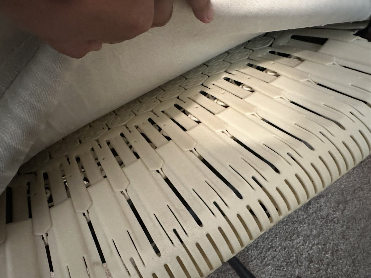 UnicityPoint's tweet image. Got my dream office chair for home (Herman Miller Embody) used on the cheap and just upgraded it with a memory foam pad in the seat pan. I’m a happy gamer 😍