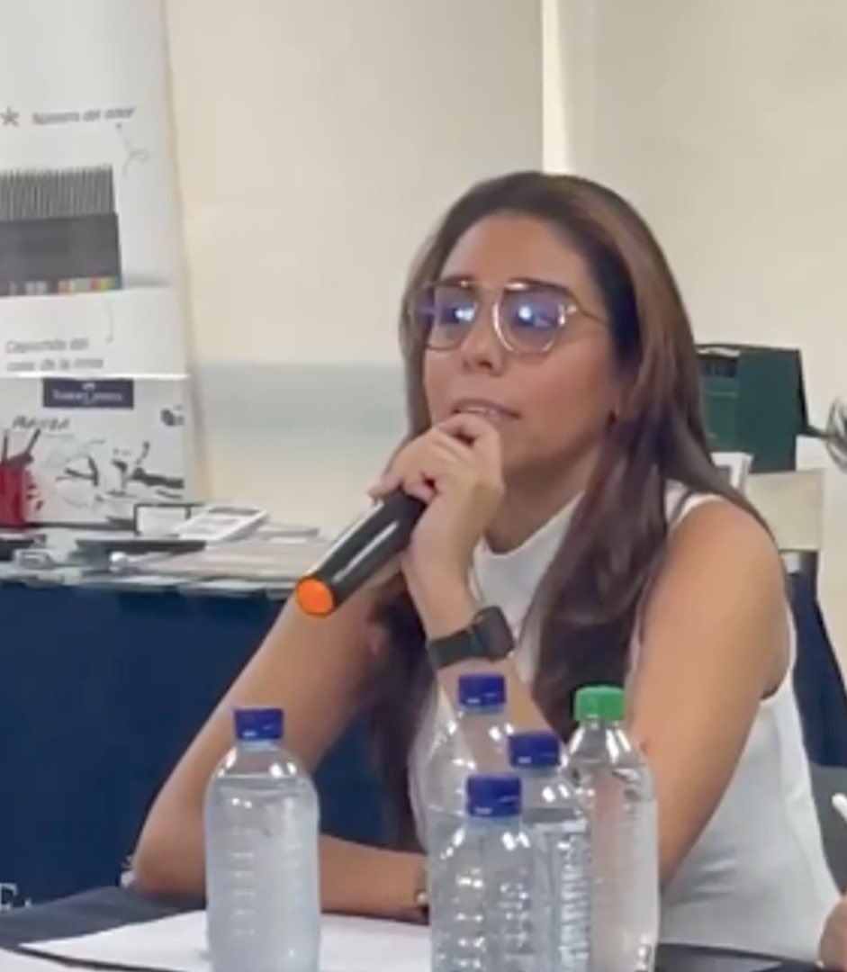 Vicky Dávila tirando exclusivas...