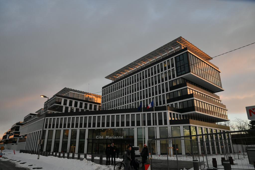 MartineAubry's tweet photo. Très belle inauguration cet après-midi, par @GDarmanin, de la Cité Marianne, la plus grande cité administrative de France, où les agents de l’Etat accueilleront les citoyens dans un magnifique bâtiment à hautes performances environnementales, dans le quartier Moulins de #Lille ! https://t.co/7Wgq8ZqwbX