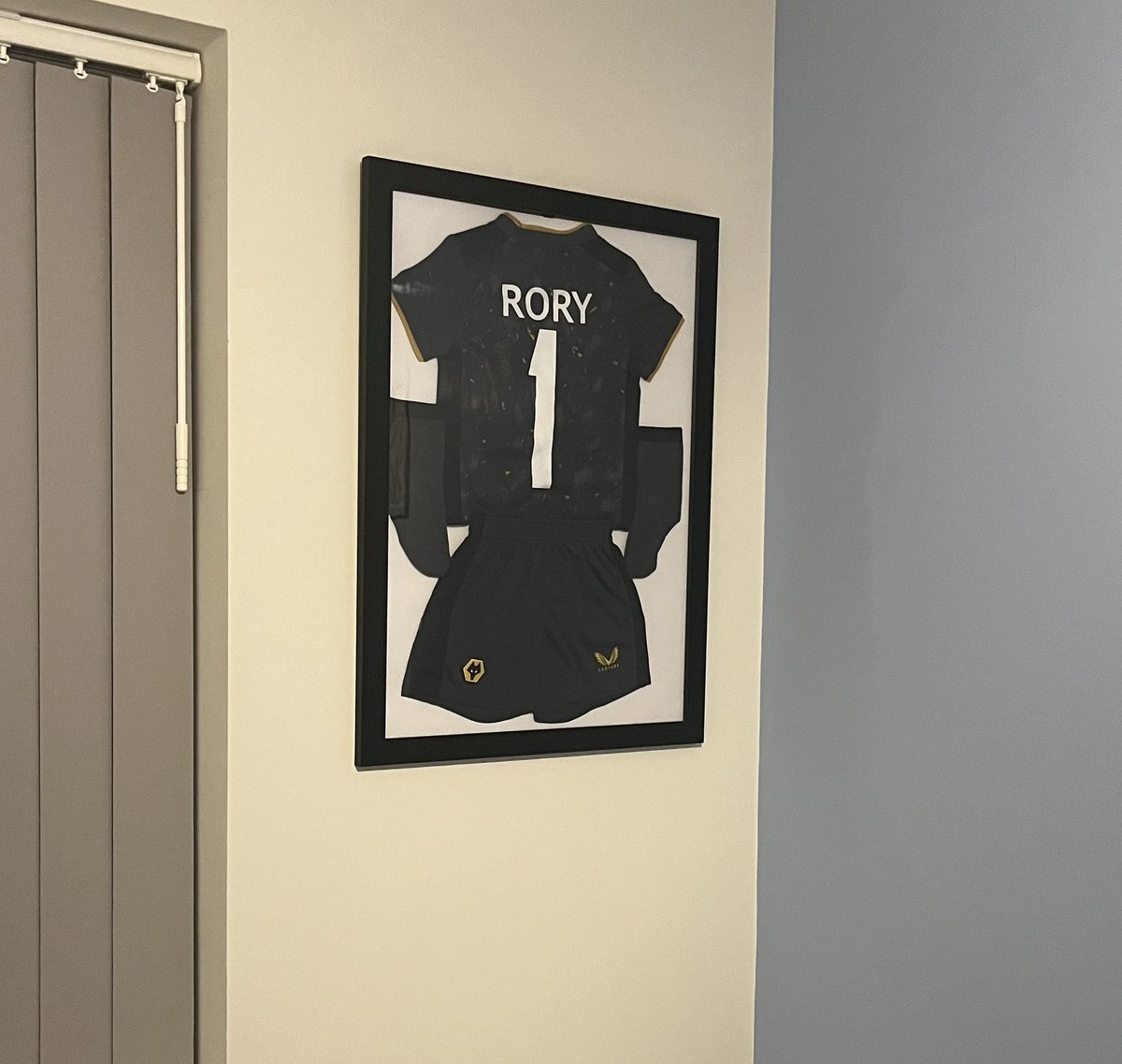 Natalieee_2105's tweet photo. #homemadekeepsake #firstkit #wwfc 🐺🧡 https://t.co/zbFMTEapXn
