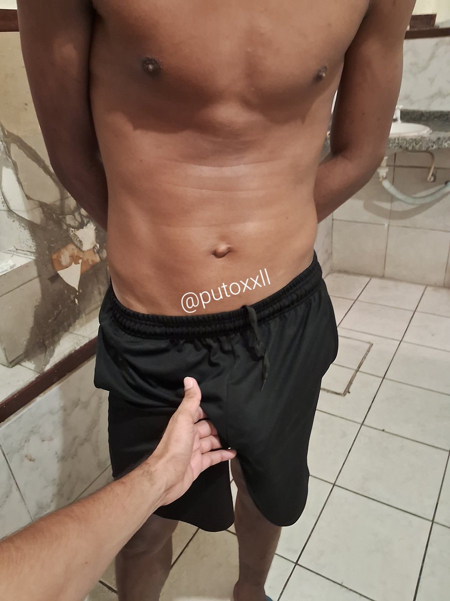 putoxxll's tweet photo. Encontrei esse cara na cracolandia  junto  dos outros e a mala nesse short era notável de longe. Pense numa jeba pesada e dura de segurar e pense num tesao ver ele cuspindo direto o pau batendo.  Nem tive coragem de dar pra ele mas mamei gostozo no início e depois só ver a gozada https://t.co/q0kTF3grNf