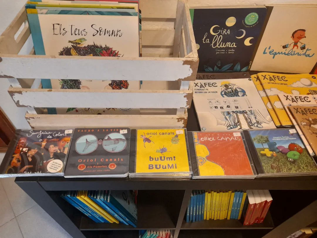 Al Rantell de la Bisbal d'Empordà ens han arribat alguns cd,s i vinils de música infantil. 
Reggae per Xics,Oriol Canals,Sanfaina de Colors i en Xesco Boix.