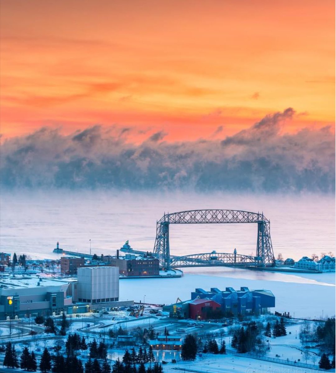 dukeduluth's tweet image. If someone ever says 'hey, show me a photo of fire and ice '...you might show them this photo of Duluth by Nathan Klok @nklokphoto
#Duluth #Minnesota #OnlyInMinnesota