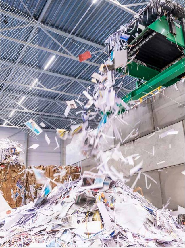 Als een vracht oud papier een grens passeert, blijft het oud papier. Althans, dat zou  je zeggen. Maar binnen Europa werkt het niet zo, weet directeur Jan van Munster. “In het ene land is het afval, in het andere land een grondstof.”  buff.ly/3Snmz36