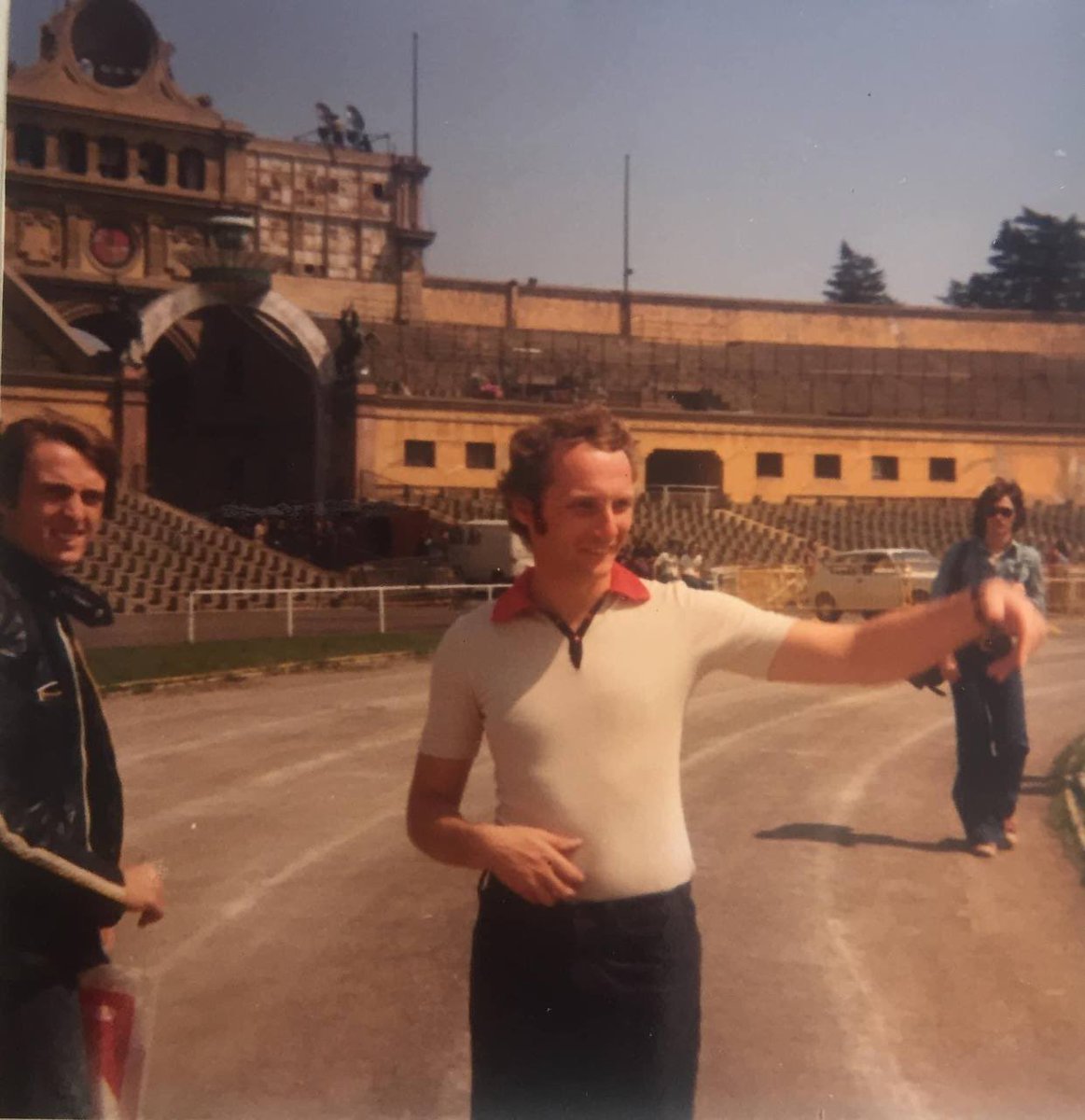 Mira Luca, aquí se celebrarán unos juegos olimpicos en unos años y un tipo lanzará desde allí una flecha y encenderá la llama…

Niki… no cambies de tema con flipadas, ¿me prometes que mañana Regazzoni y tu os vais a respetar en fin de recta?