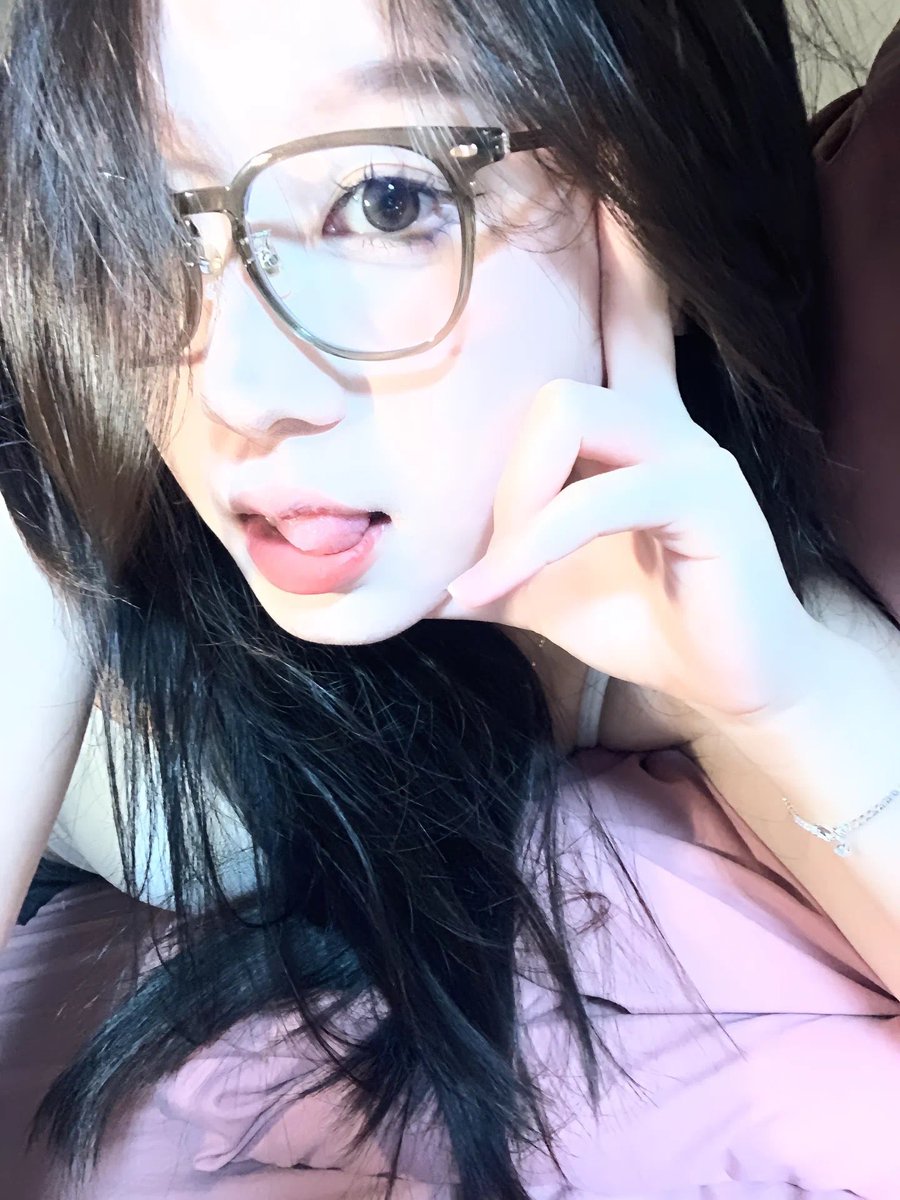 ssss9999i's tweet photo. 😜#射屏 #合照 #反差 #反差婊 #女高 #文爱 #女大 #白富美 #母狗 #女s #女m #榨精 #学生 #骚货 #意淫  #羞辱 #盯射 #颜射 https://t.co/cldmp3Tjfn