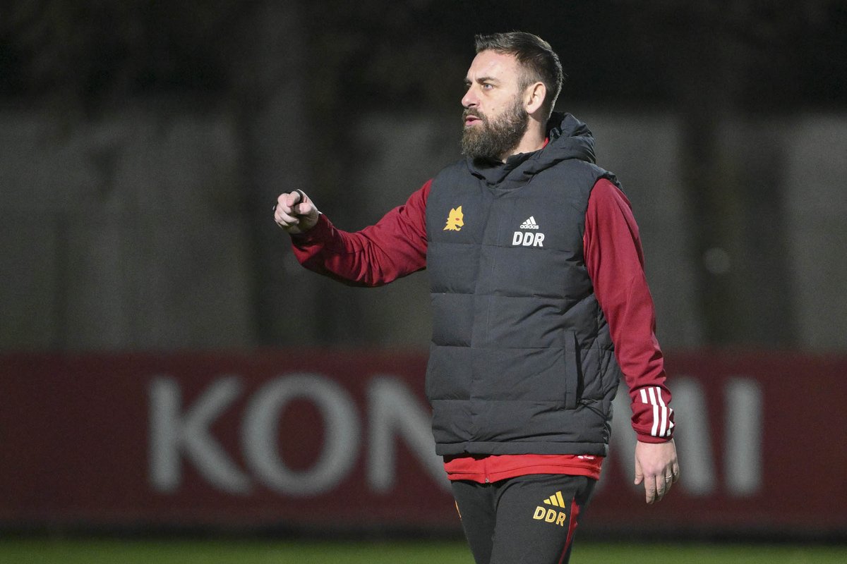 parideficente17's tweet photo. Aspetto la conferenza di De Rossi come fosse Natale. #ddr #asroma #romver https://t.co/XmyZCnpCvh