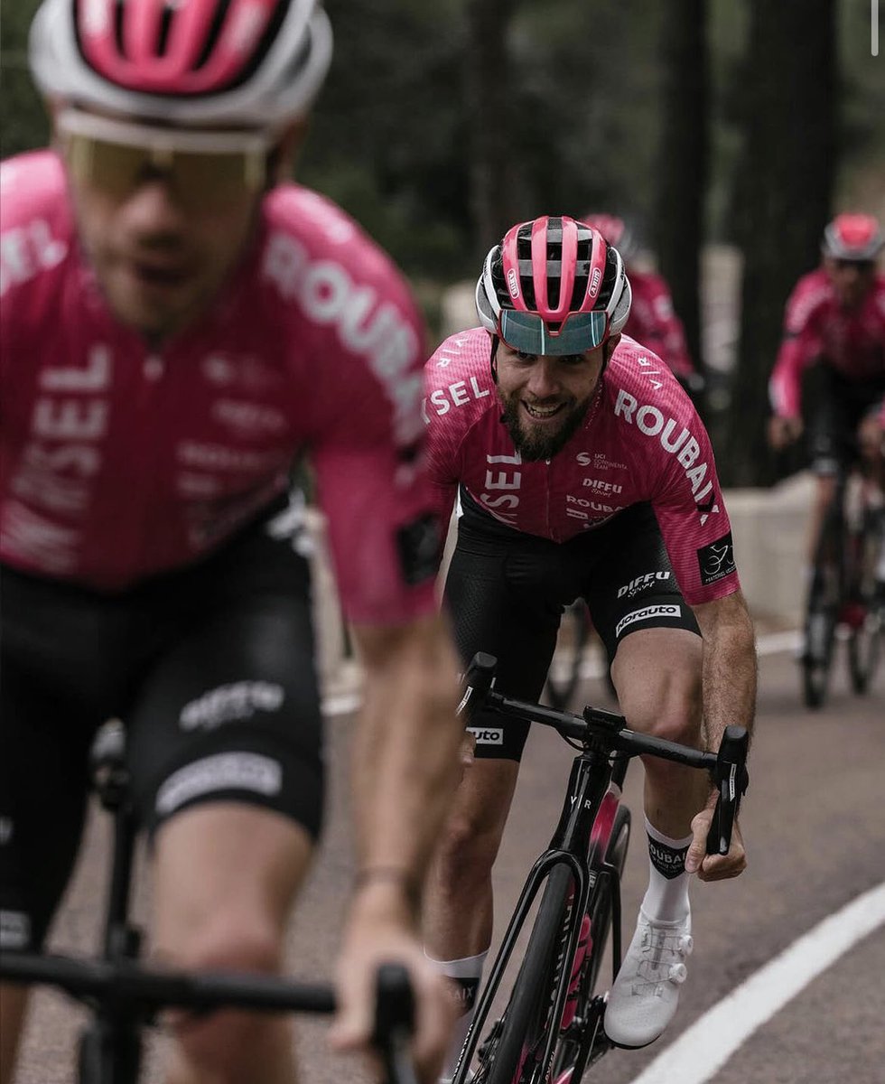 lucxsronald's tweet photo. New jerseys and bikes for the French Continental team Van Rysel-Roubaix. It looks beautiful imo. 🩷 https://t.co/7S40DoP4iX