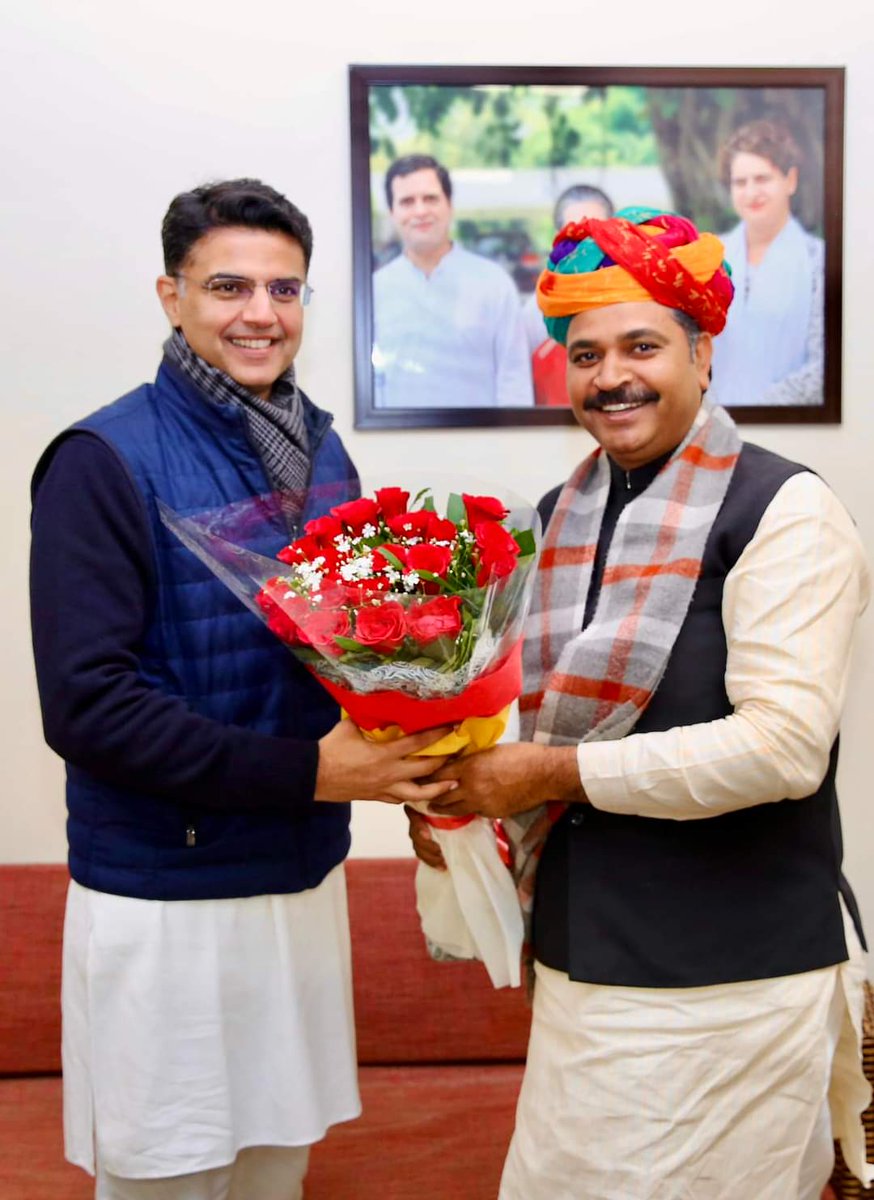 TikaRamJullyINC's tweet photo. विधानसभा में नेता प्रतिपक्ष मनोनीत होने के उपरांत पूर्व उपमुख्यमंत्री एवम् टोंक विधायक श्री सचिन पायलट जी से मुलाकात की l

@SachinPilot https://t.co/iGsk9JeRCS