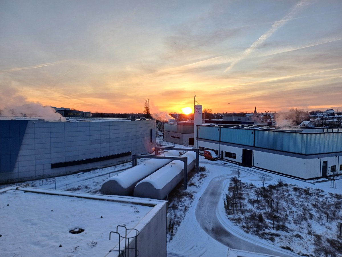 Winter has Germany firmly in its grip at the moment, but it also has beautiful sides. The sunrise enchants our #BESSYII. Get to your destination safe and sound today!