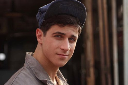 PreviouslySerie's tweet photo. #WizardsOfWaverlyPlace
#LosMagosDeWaverlyPlace

💥BOMBAZO💥

¡VUELVEN #LOSMAGOSDEWAVERLYPLACE!

@DisneyChannel da LUZ VERDE a una SERIE SECUELA de la icónica comedia juvenil con @DavidHenrie como PROTAGONISTA retomando su personaje de Justin Russo.

@selenagomez también VOLVERÁ como Alex Russo en el piloto de la serie.