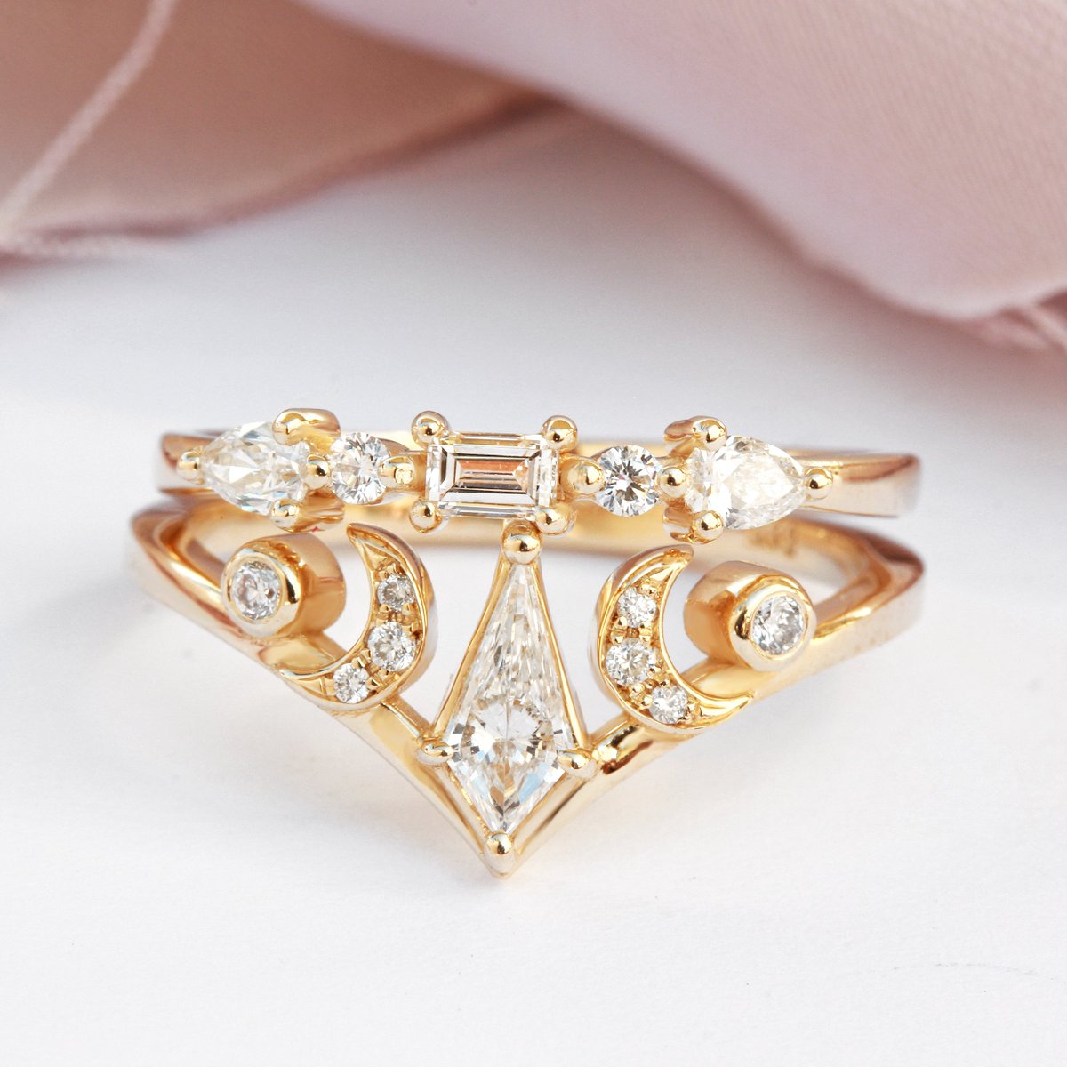 SillyShiny's tweet image. Unmissable! Check out this Baguette &amp;amp; Pear Diamonds Wedding Band - Totem .
sillyshiny.com/products/delic…
#CelebrateLove #DiamondStacking