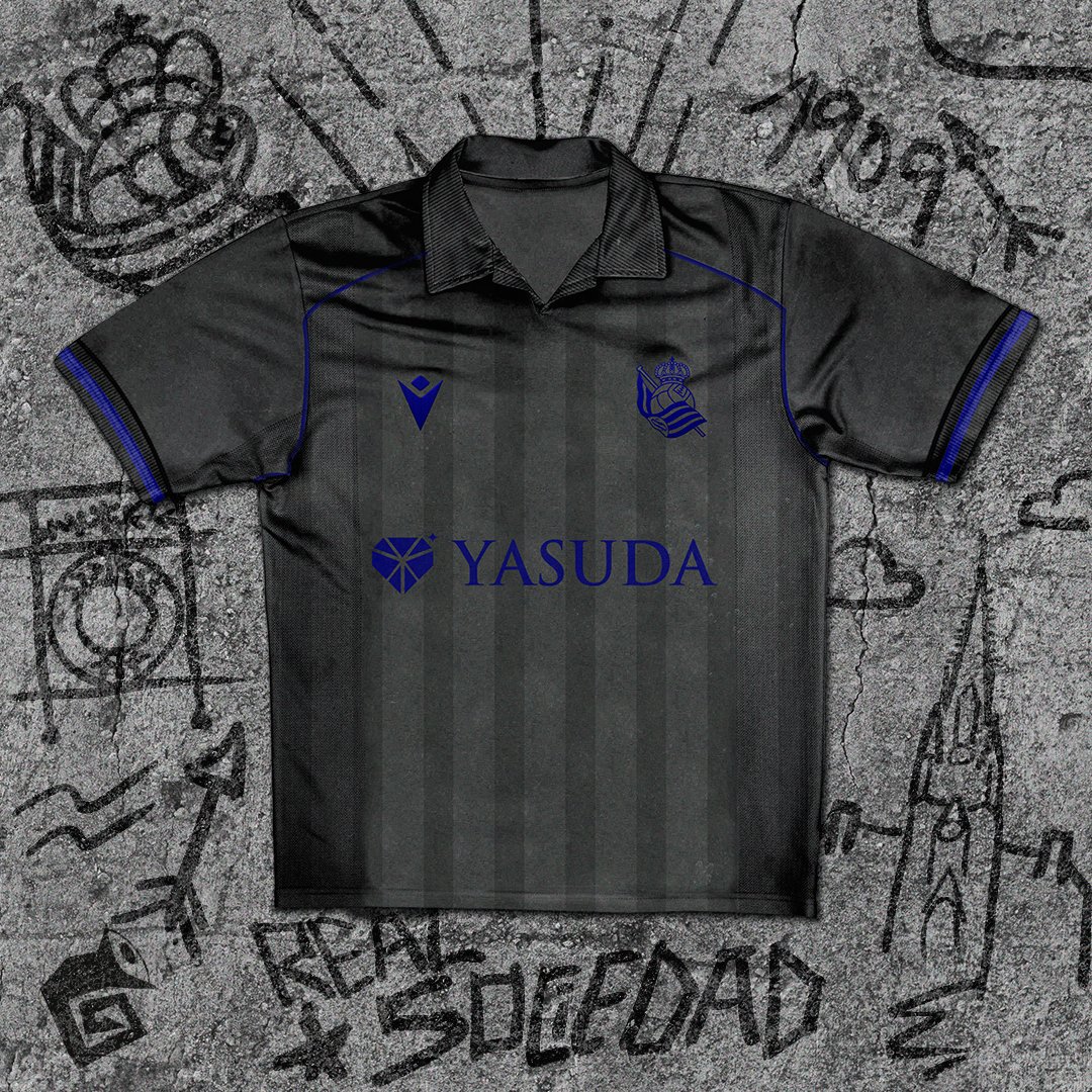 mgsdesignerfc's tweet photo. ¿Qué pasaría si las camisetas de fútbol fueran principalmente blancas y negras? 🏴🏳⚽ Lla Real Sociedad emerge con su propio estilo. Esta camiseta, fusionando la pureza del blanco y el negro con detalles en azul.⚽🔵⚪ #RealSociedad #SanSebastián #Txuriurdi #BlancoYNegro https://t.co/F0N8Ftj9Rj