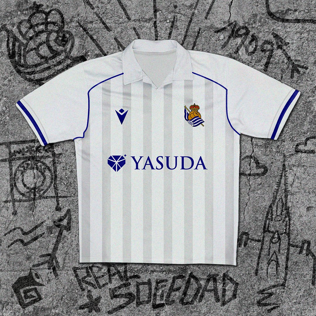 mgsdesignerfc's tweet photo. ¿Qué pasaría si las camisetas de fútbol fueran principalmente blancas y negras? 🏴🏳⚽ Lla Real Sociedad emerge con su propio estilo. Esta camiseta, fusionando la pureza del blanco y el negro con detalles en azul.⚽🔵⚪ #RealSociedad #SanSebastián #Txuriurdi #BlancoYNegro https://t.co/F0N8Ftj9Rj