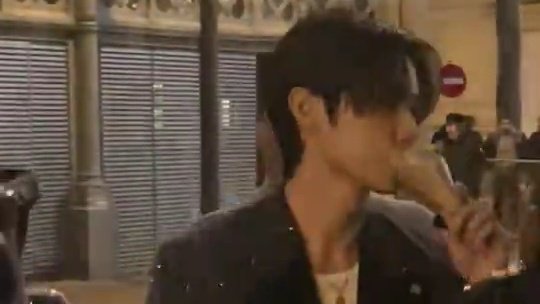 archivesunwoos's tweet photo. sunwoo kissing a mini bouquet of flowers from a fan .... okay mr. heartthrob 

#SUNWOOxAmiriFW24
#SUNWOO https://t.co/NXkMYzGF0K
