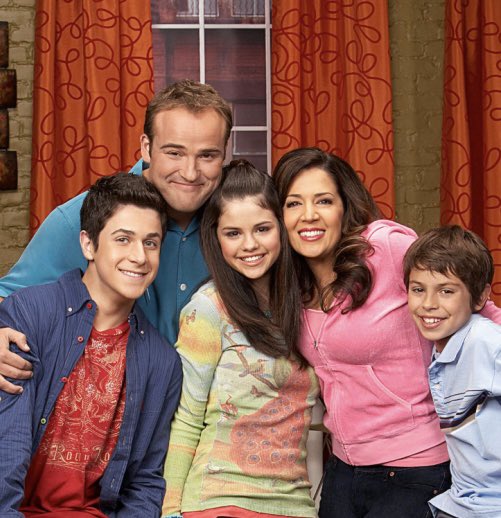 DiscussingFilm's tweet photo. Selena Gomez will return as Alex Russo in a cameo for the pilot of the ‘WIZARDS OF WAVERLY PLACE’ sequel series 

However, the show’s focus will be on David Henrie as Justin Russo. https://t.co/Q6aUXs0tjI