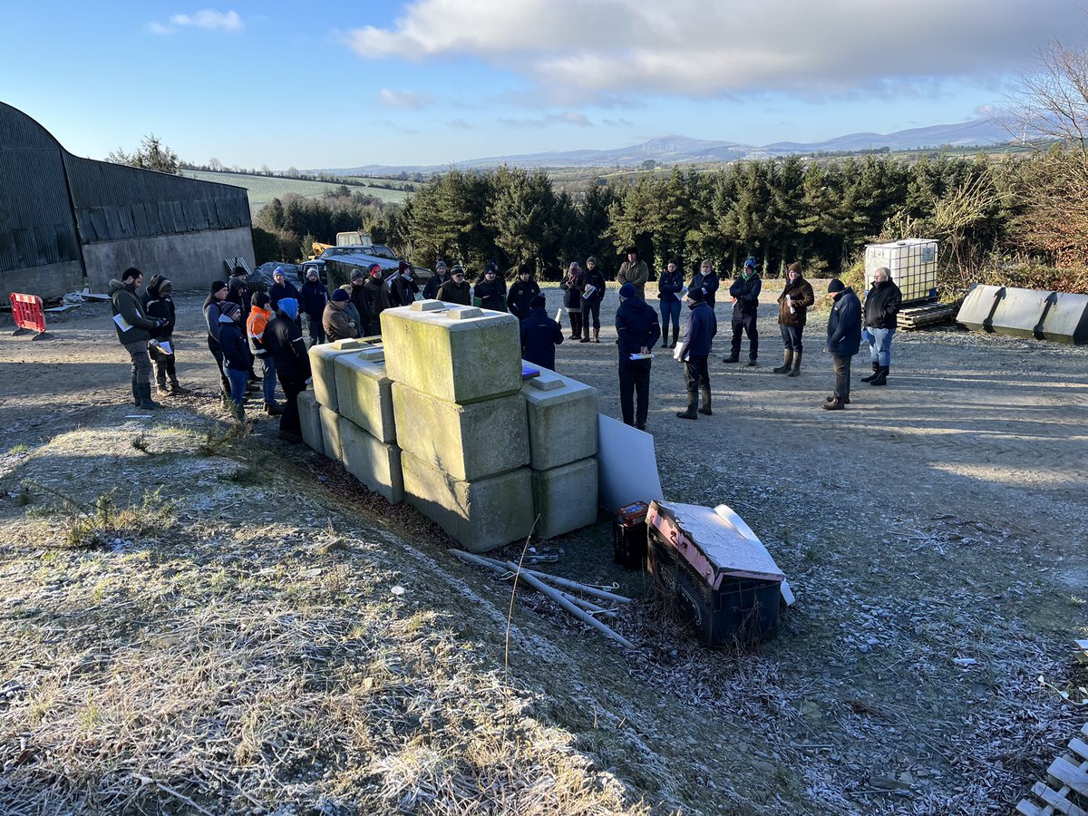 Good turnout at the Teagasc Tillage Signpost farm walk today in John Crowley’s in Wexford. Focus on catch crop destruction - frosty weather so ideal conditions. 
Everyone well wrapped up against the cold 🥶