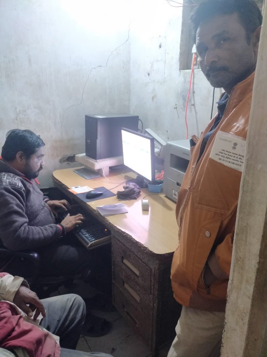 પીએમ વિશ્વકર્મા યોજનાના લાભાર્થીઓનું  સરળતાથી રજીસ્ટ્રેશન થઈ શકે તથા વધુમાં વધુ લોકોને યોજનાનો લાભ મળી શકે તે માટે  માટે  ગ્રામ પંચાયત કચેરી ખાતે રાત્રિ કેમ્પ કરવામાં આવ્યો.<a href="/collectorjunag/">Collector Junagadh</a>
<a href="/DdoJunagadh/">DDO Junagadh</a>