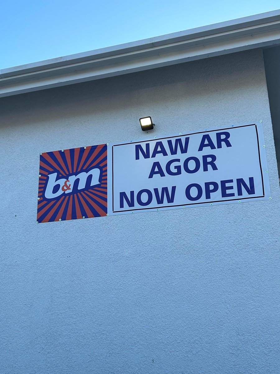 B&M just opened a branch in Porthmadog, and ballsed up the Welsh translations beyond belief. This goes through how many levels of sign-off? Only for them to say “phonecall again soon” instead of please call again soon, and “nine is open” instead of now open?😡 📸 Llinos Roberts