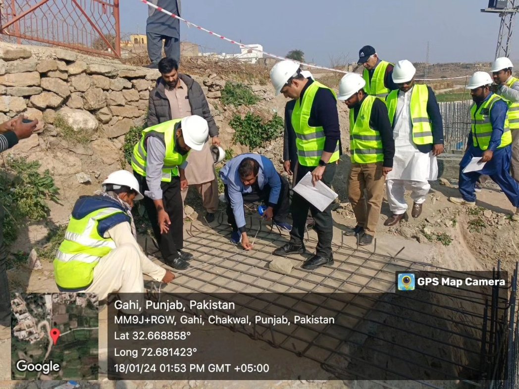 PRMSC_Official's tweet image. Mr. Asadullah, the Project Director of PRSWSSP, conducted a visit to oversee the ongoing construction works on Overhead Reservoir, Tubewells, and Sewerage Treatment Plants sites in three villages (Ghai, Makhiyal, and Gufanwala) of Tehsil Kallar Kahar.
#PRMSC  #lgcd #Pakistan