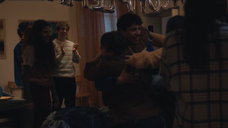 103puntifelici's tweet photo. “Chissà se ci rivedremo dopo che saremo in università diverse, in città diverse, strade diverse.
Probabilmente ci perderemo piano piano, senza accorgercene”

Casa mia, mannaggia la miseria ❤️‍🩹

#skamitalia6 #skamitalia https://t.co/AlBfxpbB8f