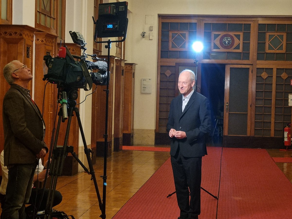 Heute spricht Michael Sandel (@Harvard), einer der weltweit bekanntesten Philosophen, nicht nur zum Publikum bei unserer Veranstaltung über das Verhältnis von Kapitalismus und Demokratie. Sondern auch in der #zib2, u.a. über die Wahlen den den #USA. TV-Tipp! @spoeklub