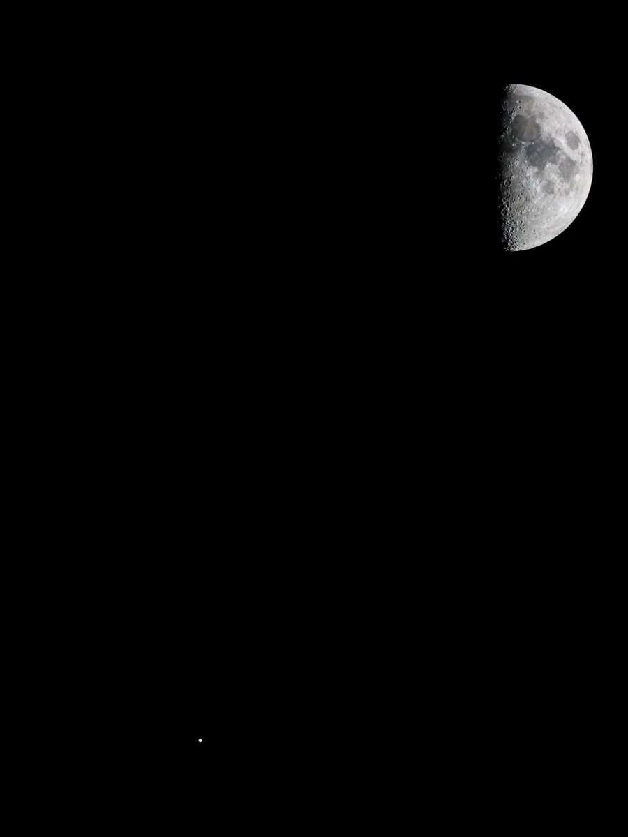 The moon and Jupiter sitting very close in the sky right now, get out and have a look! @scenesfromMK @mkfm @ThePhotoHour @MKCommunityHub @CanonUKandIE @UK_Astro #moon #Jupiter #astronomy