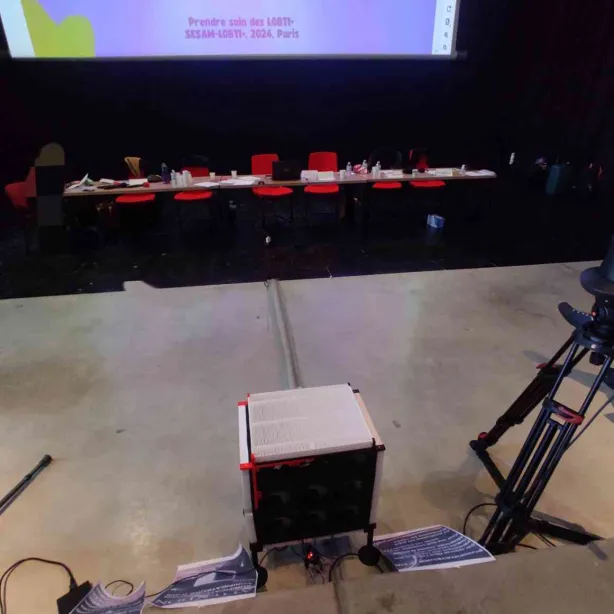 AssoARRA's tweet photo. En ce moment à la conférence "Prendre soin des LGBTI+", par l'équipe de recherche de l'étude Services de santé auprès des minorités LGBTI+ (SESAM-LGBTI+). https://t.co/Wsx7ILMN3c