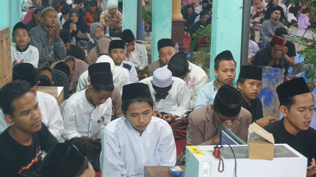 JuguranSyafaat's tweet photo. Abah Fitron memimpin do'a penutup Juguran Syafaat Januari 2024 bersama KiaiKanjeng malam ini di PonPes An Nahl, Kutasari, Purbalingga. #MaiyahPurbalingga #JSJan https://t.co/aPeD0TIF96