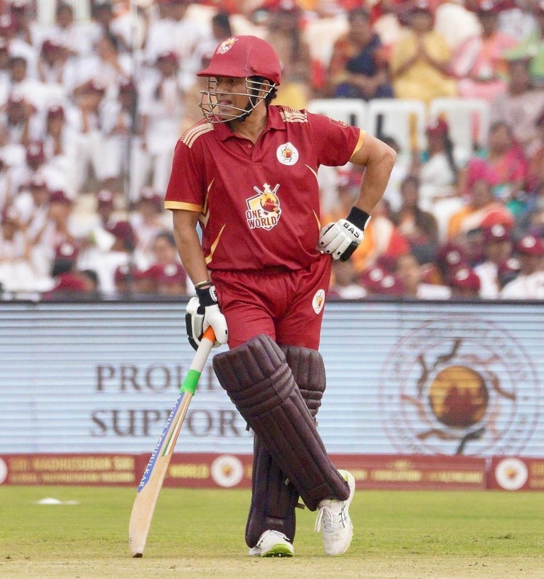 Saabir_Saabu01's tweet photo. "God of Cricket" Sachin Tendulkar in action earlier today during the One World One Family Cup match. 😍🐐

Good old days are back, Nostalgia! 🤌🥹

#SachinTendulkar #OneWorldOneFamilyCup #OWOFCup https://t.co/iiWqgp4pnZ