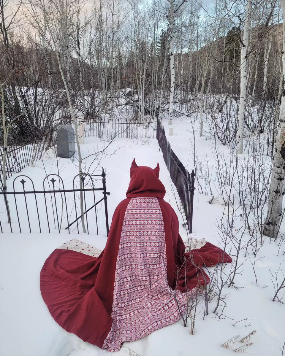 Winter is a restful time~

#WinterWonderland #bringbackcloaks #cloak #Cemetery #cemeterywandering