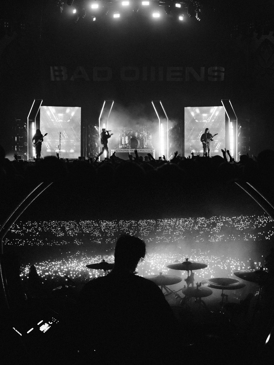 badomenscult's tweet photo. A MESSAGE FROM BELOW. https://t.co/OSPesAbhzV