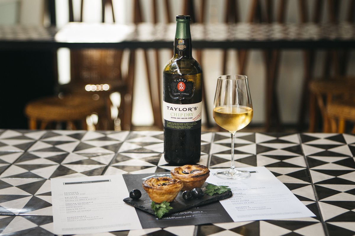 Taylor's Chip Dry is the ultimate dry white aperitif port due to its fresh, lively palate with a crisp, dry finish.

O Taylor's Chip Dry é o melhor vinho do Porto seco para aperitivo devido ao seu paladar fresco e vivo, com um final seco e nítido.
