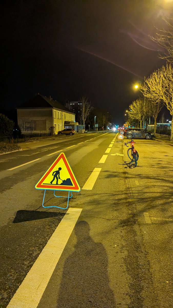 Avant, pas bien 👎
Après, bien 👍
(La piste cyclable , cette variable d'ajustement)