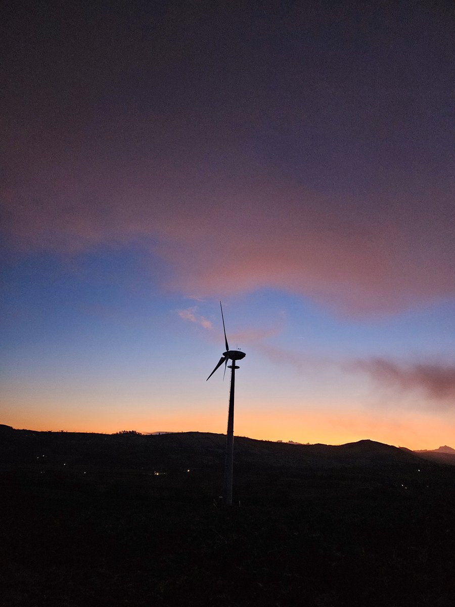 KirstyMartuccio's tweet image. These snowy, crisp evening certainly do #magical things to the skies! 
#wintersunset