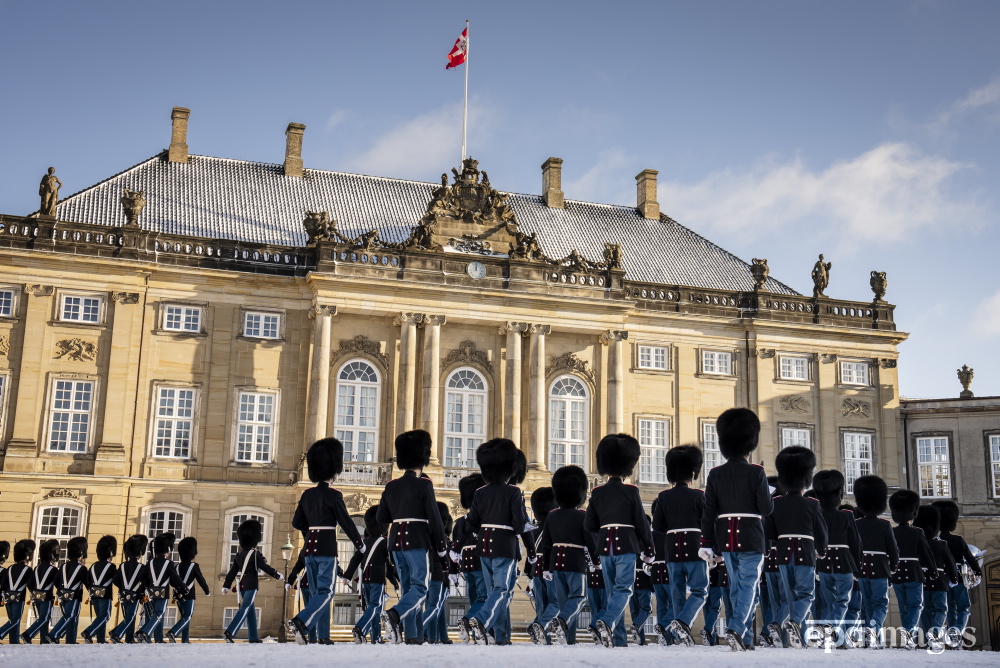 EPA_Images's tweet image. The Life Guard's changing of the guard at Amalienborg Palace Square in Copenhagen, Denmark. The Danish royal family lives in Frederik VIII's Palace when in residence at Amalienborg. 📷️ EPA / Ritzau Scanpix / Mads Claus Rasmussen 

#amalienborg #changingoftheguard #epaimages