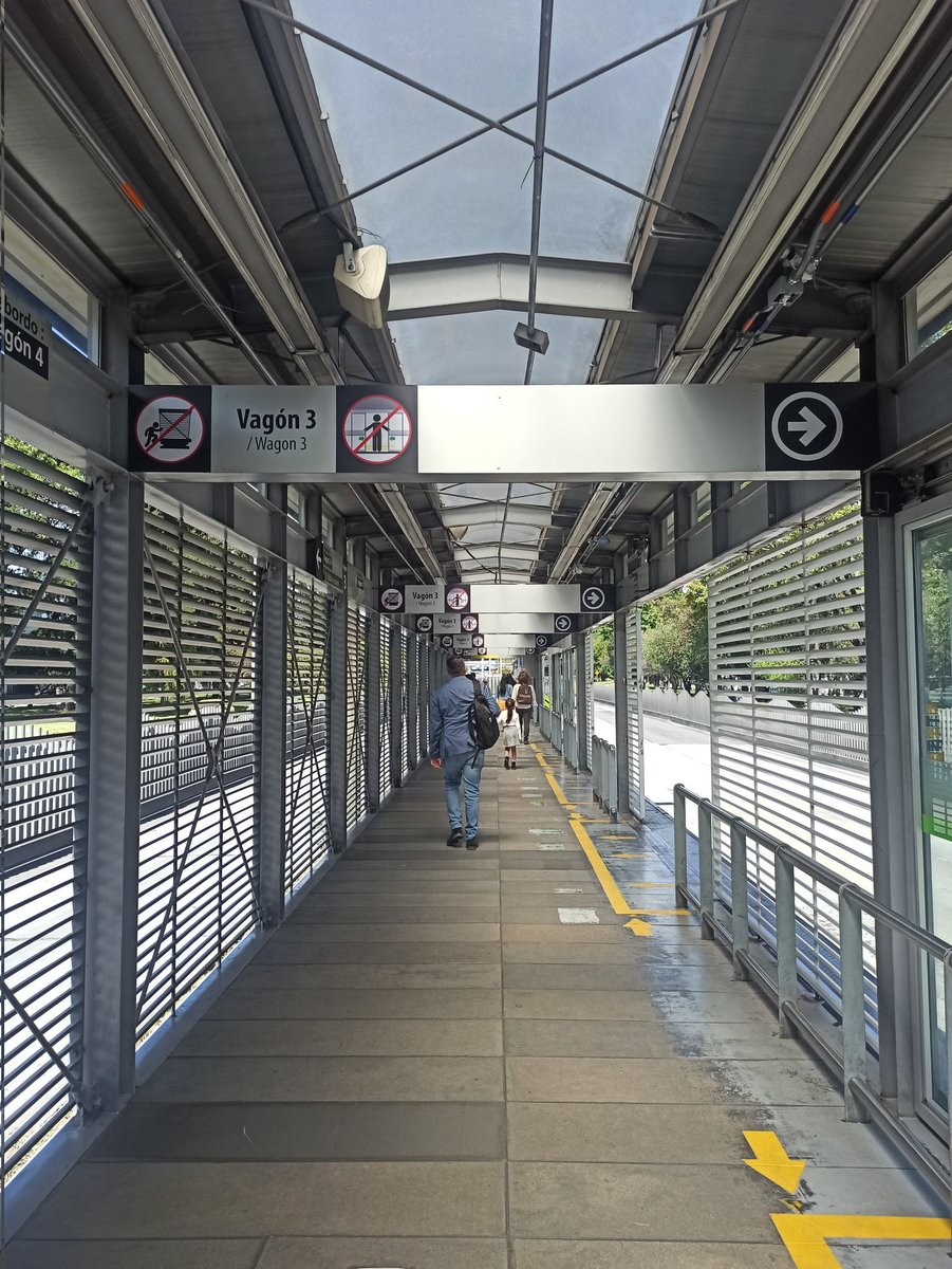 ChicaVideo's tweet photo. Que si por favor @TransMilenio señaliza la estación de la Calle 85, como para saber en dónde se toma el bus. Que gracias.
@CarlosFGalan @SectorMovilidad https://t.co/gdGm8TuVcV