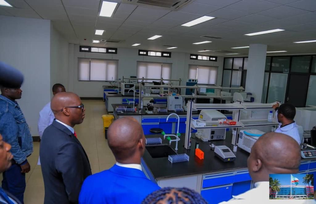 central_sage's tweet photo. Lubumbashi : l'Hôpital Général de Référence du Haut-Katanga désormais ouvert.   
Particularités : imagerie médicale, dialyse, traitement des calculs rénaux par bombardements laser ( méthode non invasive), urologie spécialisée et autres.  

Le Gouverneur @JacquesKyabula l’a inauguré ce matin du jeudi 18 janvier 2024. Ce complexe hospitalier, fruit de la coopération sino- congolaise c’est 120 lits, 3 salles d’opération et des équipements dernier cri.  Cet hôpital va fonctionner  en partenariat public -  privé, Gouvernement Provincial et Groupe Congo-Chine. 

Enjeu : améliorer l’accès de tous aux soins de santé, éviter l’évacuation coûteuse risquée des malades à l'étranger et former les jeunes étudiants.  

L’hôpital, dont les travaux de construction ont commencé depuis plusieurs années, se trouve au quartier Joli Site à Kasangiri dans la commune Annexe, sur la route Kasenga.