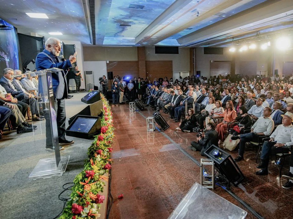 A Bahia sendo, mais uma vez, concretizada como terra da ciência, pesquisa e inovação, com a assinatura do <a href="/LulaOficial/">Lula</a> para implantação do Parque Tecnológico Aeroespacial. Esse é um passo importante para a promoção do desenvolvimento regional da indústria e fomentando ao ensino.