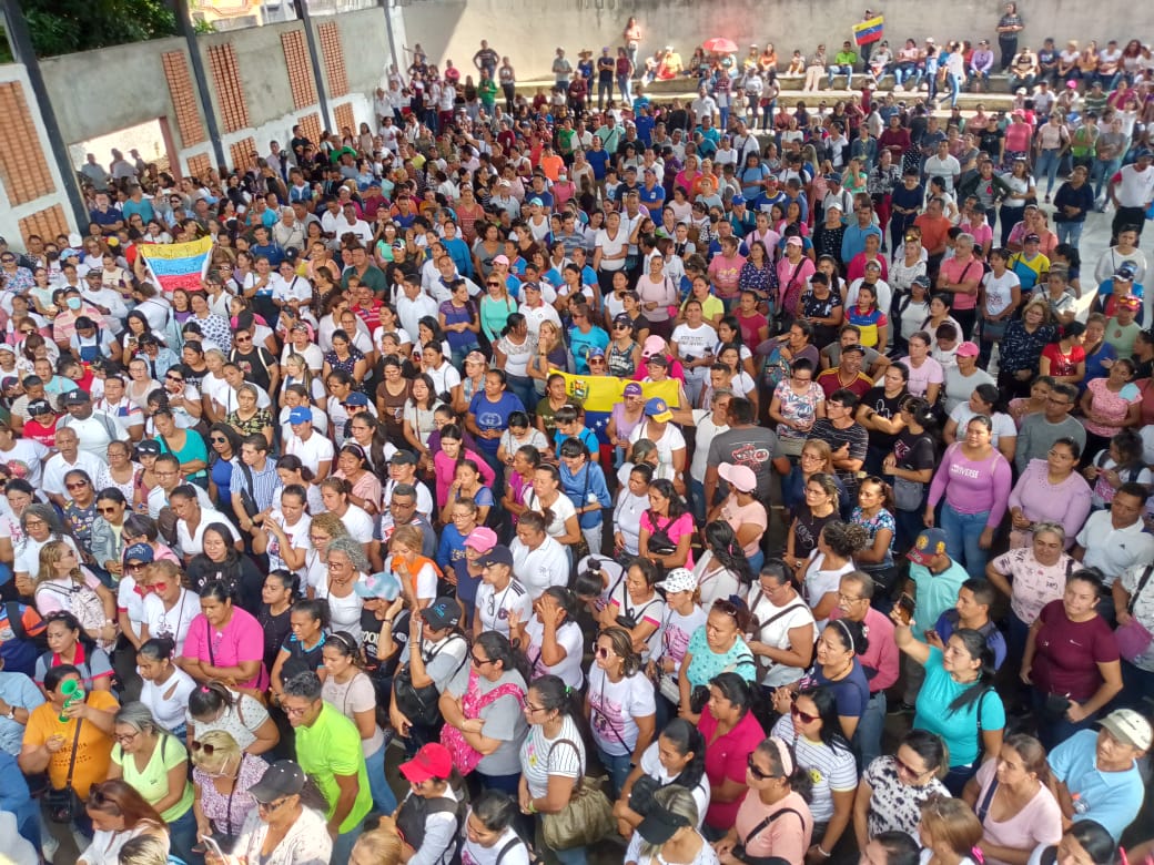 #Barinas: cientos de trabajadores y empleados públicos realizan multitudinaria asamblea exigiendo la libertad del dirigente sindical Víctor Venegas, presidente de FENATEV en la entidad, detenido arbitrariamente este #17Ene